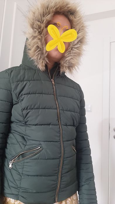 Casaco verde com pêlo e capuz