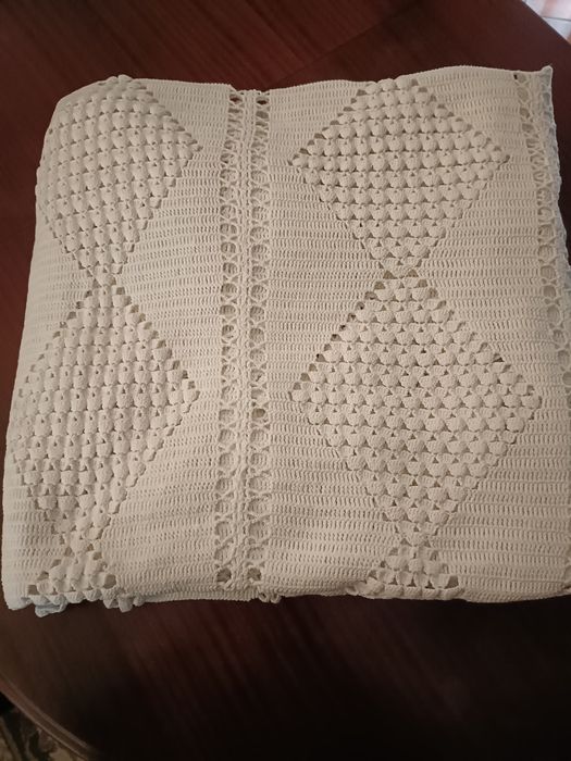 Colcha rende feita á mão