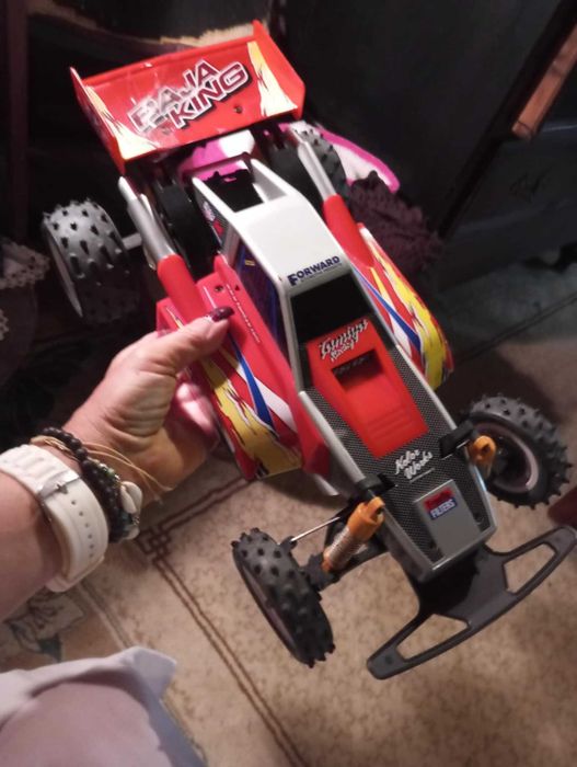 Este é um carro de controlo remoto (RC) da série Tamiya Quick