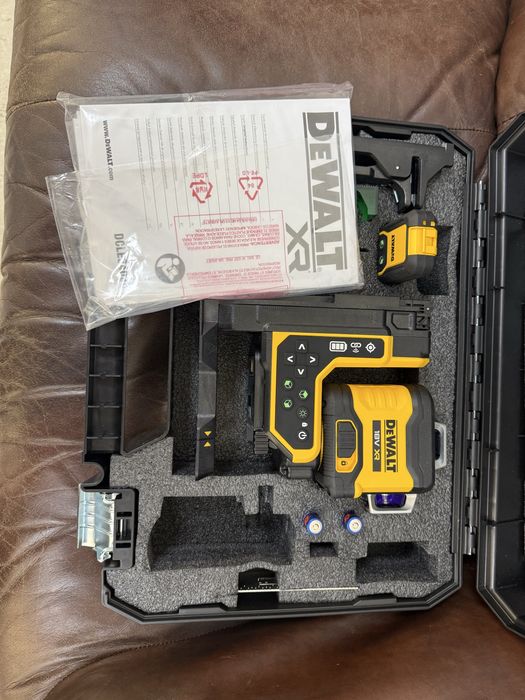 DeWALT DCLE34035B-XJ  професійний лаерний рівень 3х360, з дист. керув.