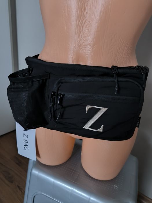Marsupio Nerka A-Z BAG z haftowaną literą „Z” oraz wbudowaną boczną kieszenią na butelkę czarna unisex
