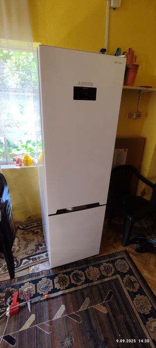 Lodówka Sharp działający agregat