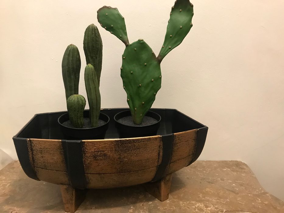 Vaso em forma de barril a imitar madeira