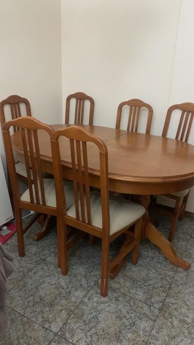 Mesa de Madeira com 6 cadeiras