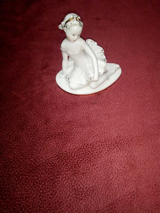 Статуетка. Статуетка фарфорова