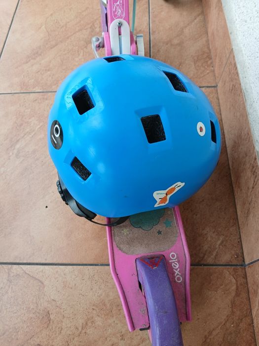 Dwie hulajnogi, hulajnoga plus kask