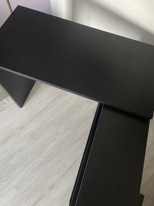 Secretária moderna em formato L, ideal para escritório, estudo ou setup gaming