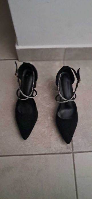 Sapatos elegantes de senhora. Confortáveis