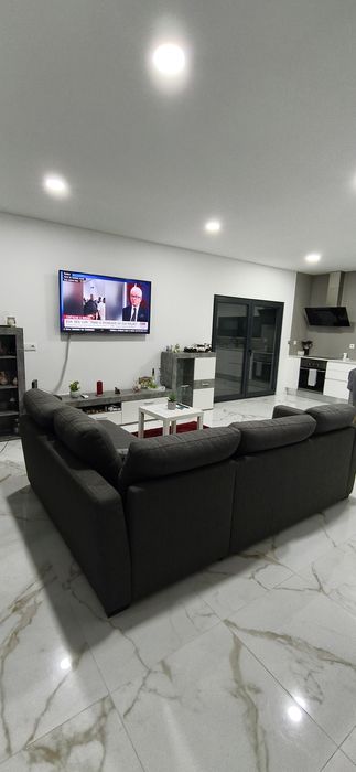 Sofá-Cama com Chaiselongue e Arrumação – Impecável!