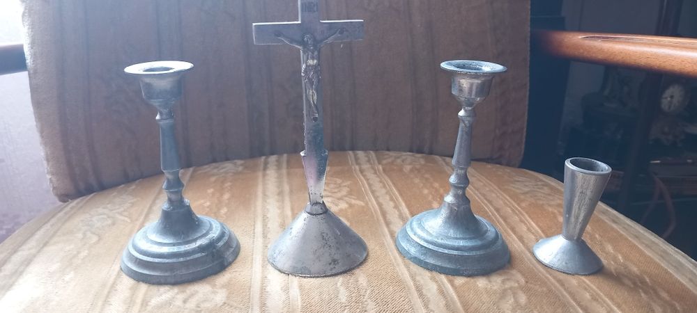 Zabytkowe krzyżyki i lichtarze.