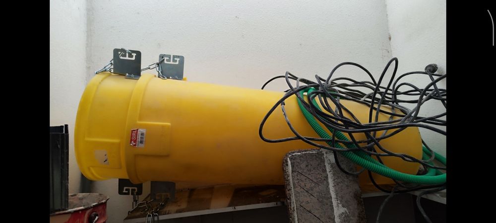 Tubos de entulho com correntes