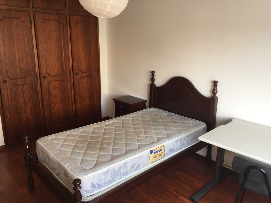 Arrenda-se quarto a estudante nas traseiras da ESECs