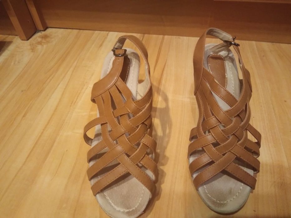 Letnie buty damskie na koturnie 38