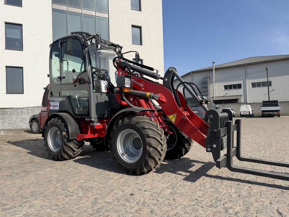 Компактний фронтальний навантажувач Weidemann Hoftrac 1280