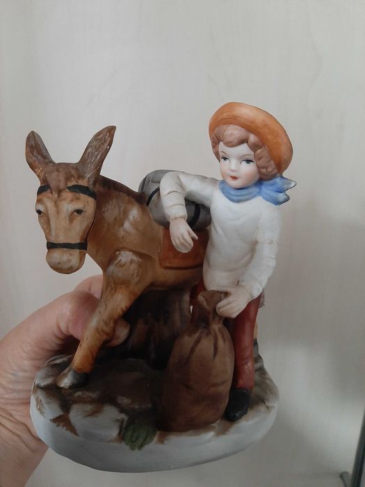 figurka z kogutem i z osiolkiem