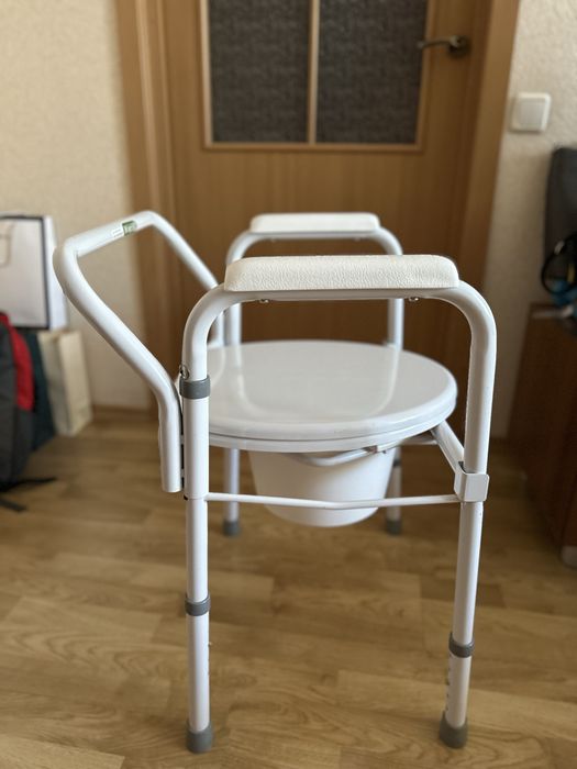 Крісло-туалет складне A8700AA, NOVA