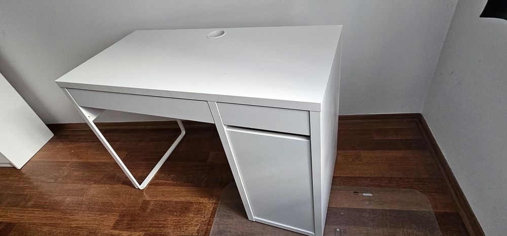 Biurko IKEA MICKE 105x50 cm białe – szuflady, szafka z półkami