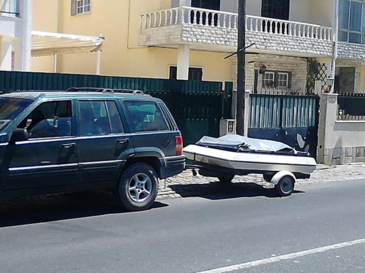 Atrelado tenda 2quartos 1 sala.