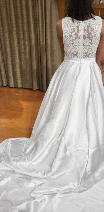 Vestido noiva elegante e simples.