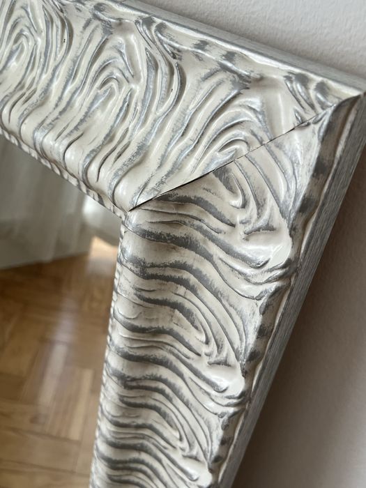 Espelho com moldura cinzento e branco