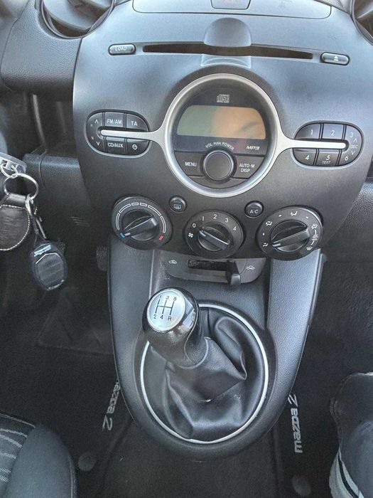 Mazda 2 de 2010, cor cinzenta, com cerca de 140.000 km.
