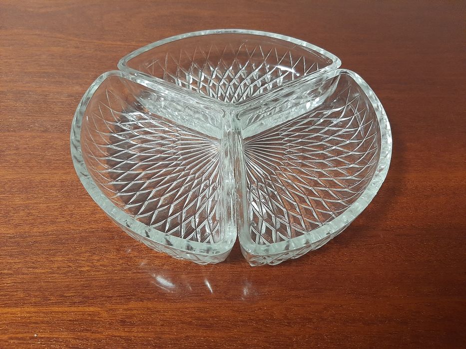 Гарнитур из трёх хрустальных тарелок.