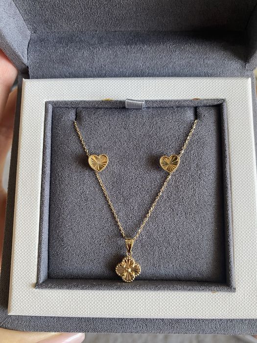 Złote kolczyki i złoty naszyjnik marka Jubitom