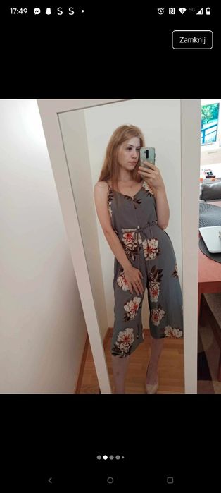 Szary elegancki kombinezon w kwiaty na ramiączkach