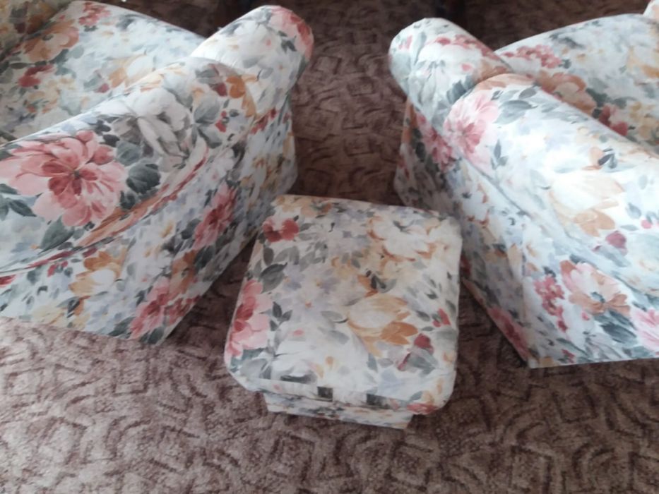 Komplet z fotelami i pufami