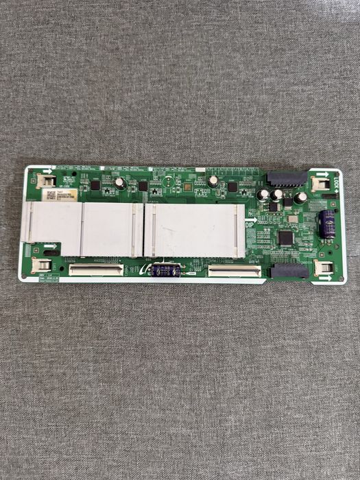 Diverso Material QLED Samsung 65”