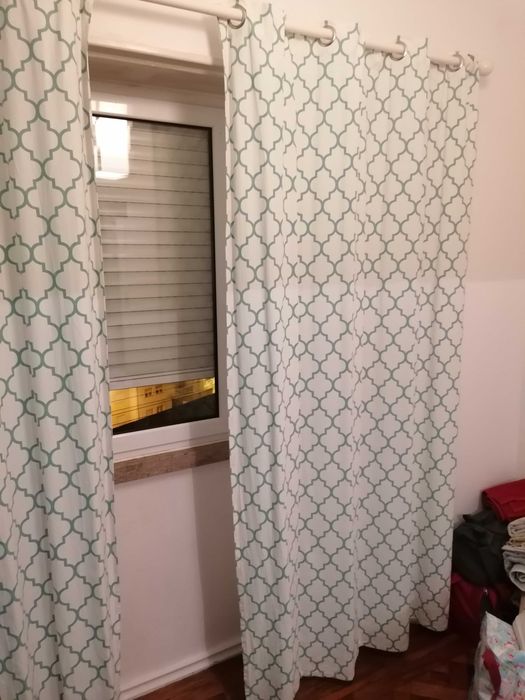 Cortinados com padrão azul e branco com 230 cm de altura