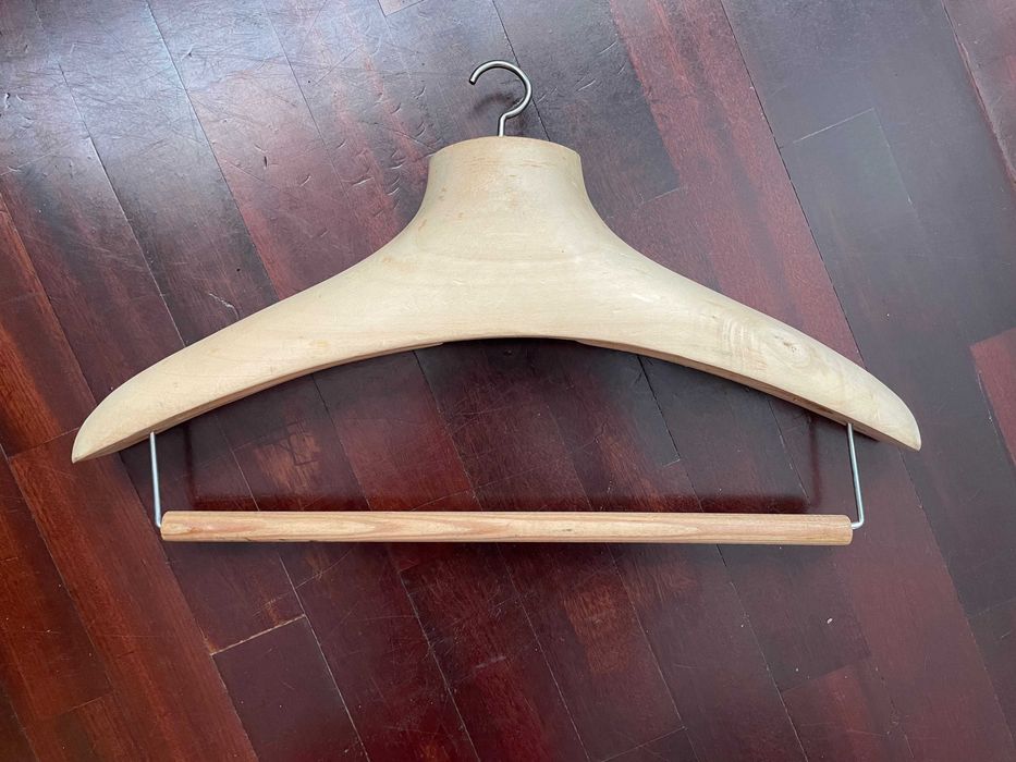 Cabide de alfaiataria em madeira maciça antigo em óptimo estado