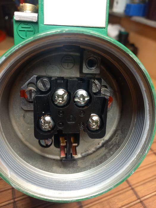 Elektryczny  regulator  dwustanowy poziomu