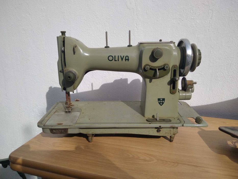 Máquinas de costura antigas OLIVA e SINGER