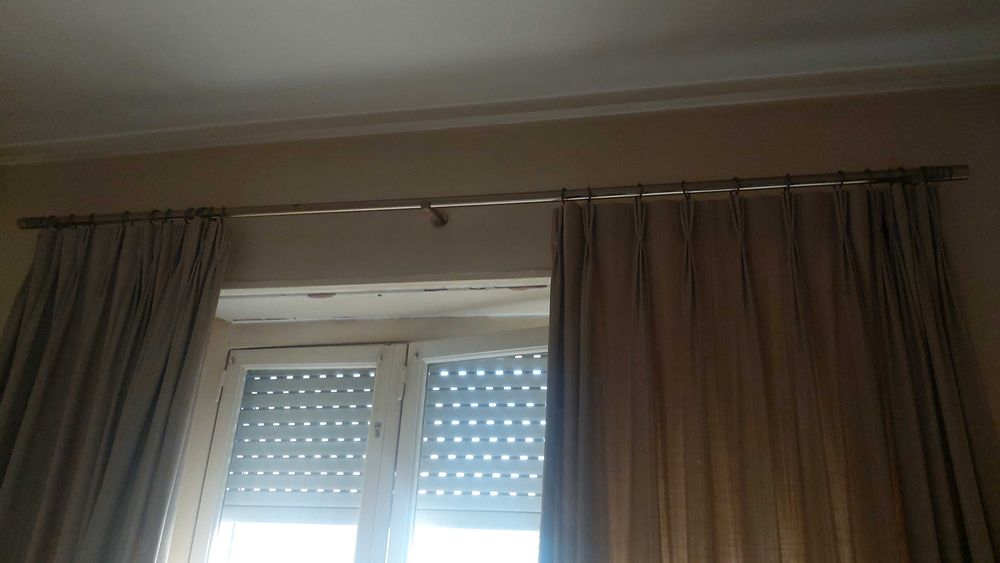 Cortinados, colcha e almofadas em shantung de seda+varão metal dourado