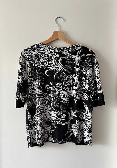 Czarna biała bluzka damska z krótkim rękawem dekolt V 4XL 48