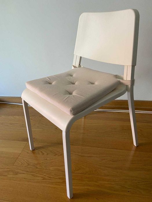 Vende-se Mesa de jantar 125x75 cm e 4 cadeiras com coxins, brancos  IKEA