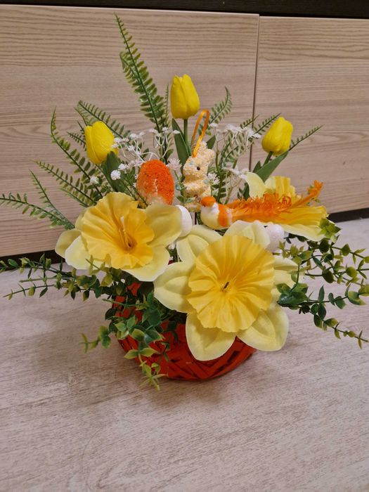 Stroik wielkanocny w wiklinowej doniczce