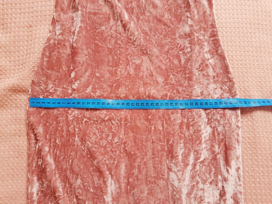 Welurowa różowa sukienka hiszpanka z falbanką na ramiona M