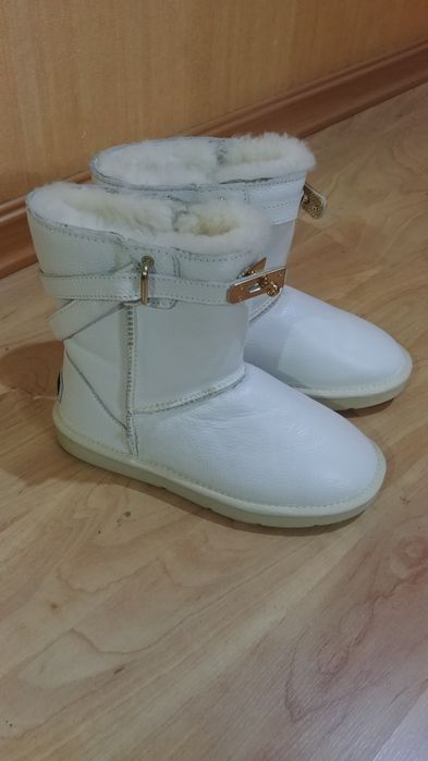 Продам новые угги. Размер W8, стелька -24,5-25см