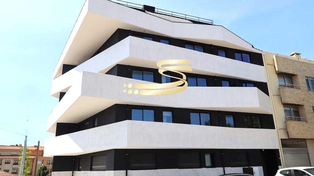 T4 de Prestígio em Espinho com Excelentes Acabamentos e Terraço