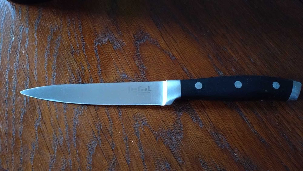 cztery różne noże.