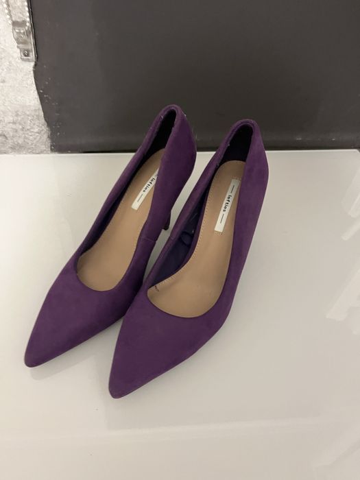 Sapatos de salto roxo