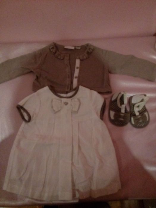 Vestido com casaco e sandalia chicco