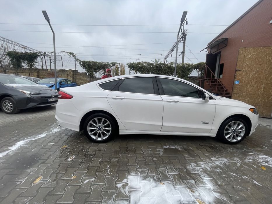 Сдам в аренду Ford Fusion Hybrid 18г.