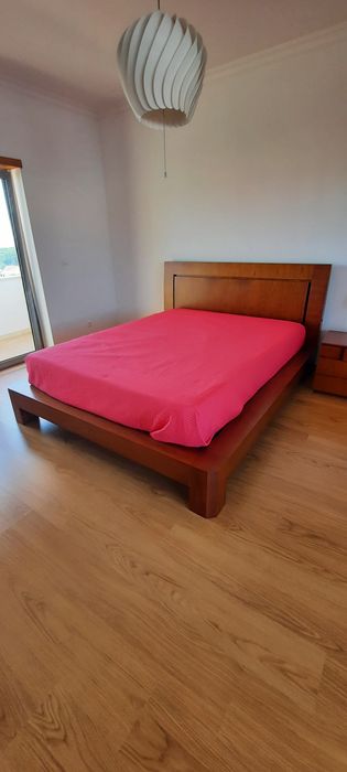Cama de casal com duas mesass de cabeceira