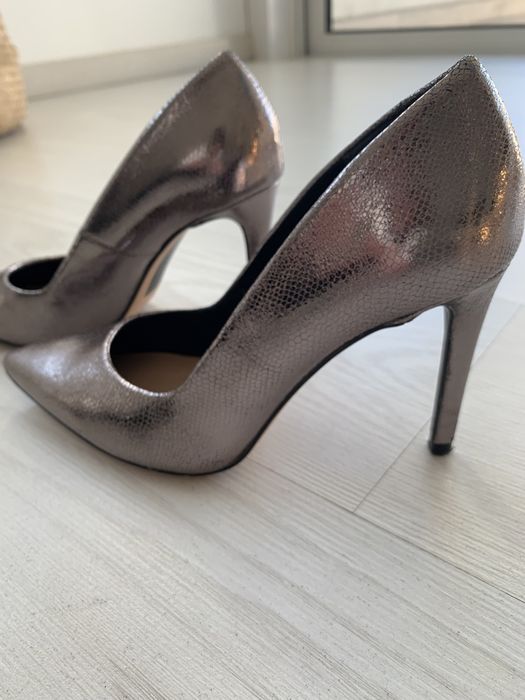 Sapatos de salto bronze