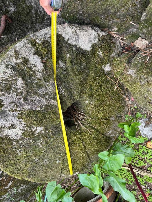 Pedras de Cantaria Antiga em Granito – CORNIJAS – ~40 m³ – LOTE