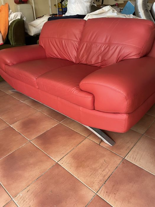 2 sofas em couro vermelho
