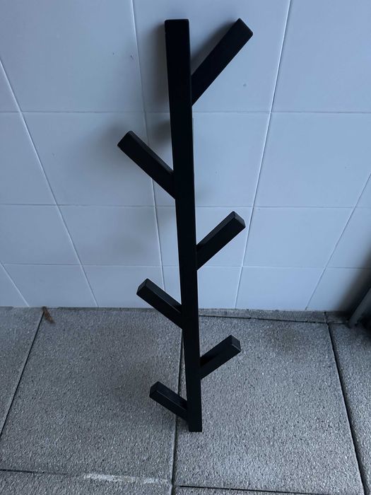 2 cabides pretos de parede